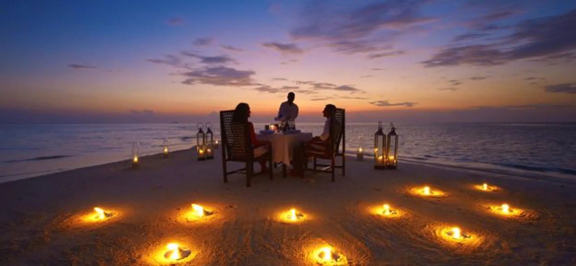 Baros-Maldives_Sandbank-Dinner